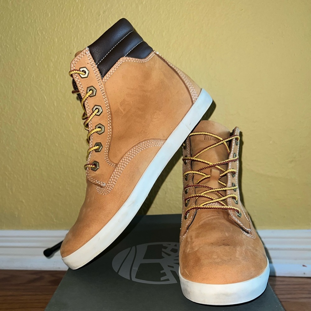 Women’s Timberland DAUSETTE
SNEAKER BOOT—Women’s 9